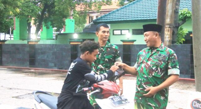 TNI dan Rakyat Tanpa Sekat, Aksi Bagi Takjil Dandim Lamongan Curi Perhatian IMG 20260221 WA0021