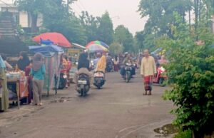 Ramadhan Datang, Pasar Wanar Lamongan Berubah Jadi Lautan Manusia Berburu Takjil IMG 20260301 WA0027