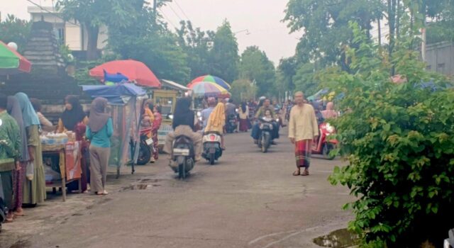 Ramadhan Datang, Pasar Wanar Lamongan Berubah Jadi Lautan Manusia Berburu Takjil IMG 20260301 WA0027