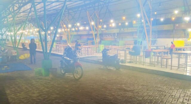 Omzet Terancam Turun, Hujan Deras Bikin Pedagang Takjil Lamongan Sepi IMG 20260302 WA0025