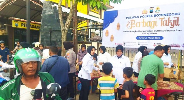 Bukan Cuma Jago Tilang, Polisi Bojonegoro Malah Kasih Takjil Gratis Bagi Pengguna Jalan IMG 20260307 WA0039