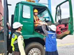 Pejuang Logistik Wajib Tahu, Ada Pembagian Takjil Rutin di Area Parkir Ekspor Impor TPS Surabaya IMG 20260308 WA0026