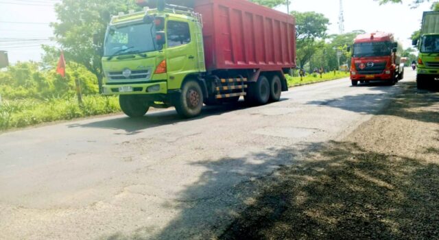 Jalan Provinsi di Desa Paji Lamongan Rusak Lagi, Warga Minta Audit Proyek IMG 20260310 WA0005