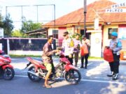 Ingat Helm Ingat Takjil, Simak Pesan Penting Kapolsek Sugihwaras Bojonegoro Saat Berbagi Berkah IMG 20260310 WA0015