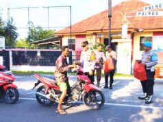 Ingat Helm Ingat Takjil, Simak Pesan Penting Kapolsek Sugihwaras Bojonegoro Saat Berbagi Berkah IMG 20260310 WA0015