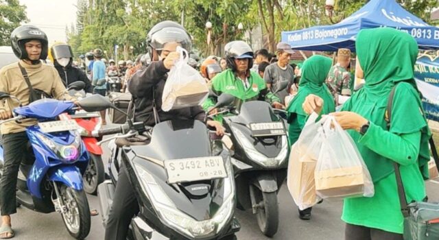 Bikin Adem, Persit Kodim Bojonegoro Turun ke Jalan Bagikan Takjil IMG 20260310 WA0023