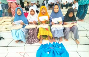 Momen Haru Karina dan Anuna, Bocah MI yang Kecipratan Berkah Hari Jadi Gresik IMG 20260310 WA0026