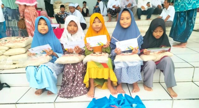 Momen Haru Karina dan Anuna, Bocah MI yang Kecipratan Berkah Hari Jadi Gresik IMG 20260310 WA0026