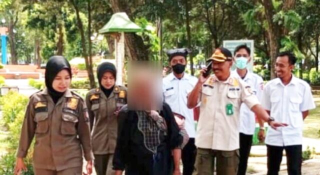 Alun-Alun Bojonegoro Disisir, Satpol PP Temukan 3 PPKS dan Bawa ke Shelter IMG 20260311 WA0056