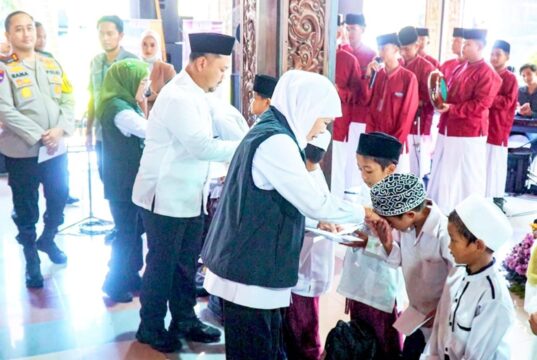 Ribuan Warga Gresik Terima Bansos Ramadan Miliaran dari Pemprov Jatim IMG 20260313 WA0043