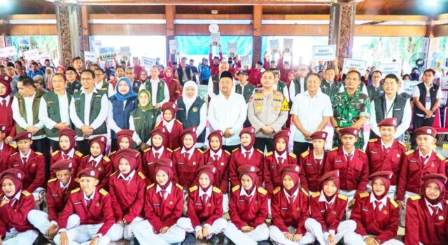 Ribuan Warga Gresik Terima Bansos Ramadan Miliaran dari Pemprov Jatim IMG 20260313 WA0047