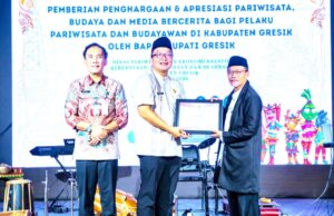 30 Tokoh Pariwisata dan Budaya Gresik Terima Penghargaan, Bawean Disebut Punya Spot Selam Kelas Dunia IMG 20260315 WA0016