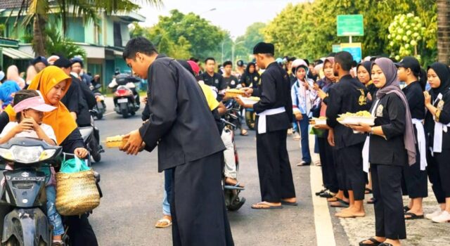 Aksi Peduli Ramadan, SH Terate Mojomalang Tuban Turun ke Jalan Bagikan Takjil IMG 20260315 WA0039