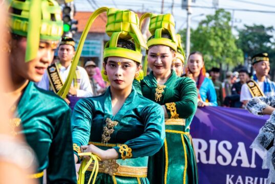 Kirab Budaya Gresik 2026 Banjir Antusiasme, Warga Rebutan Bandeng Gratis IMG 20260318 WA0026