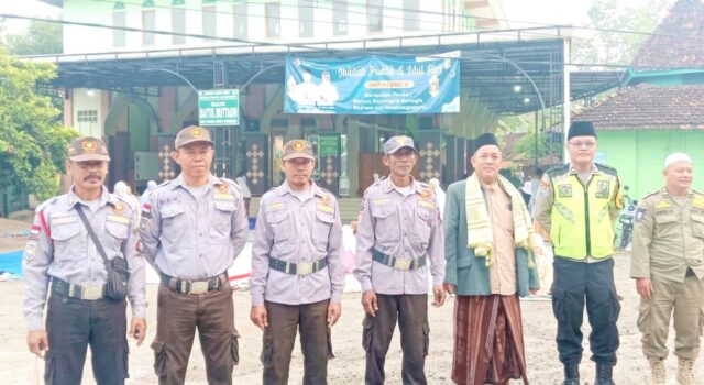Jalan Raya Jadi Shaf Sholat, Polisi Sigap Amankan Idul Fitri di Gayam Bojonegoro IMG 20260321 WA0076
