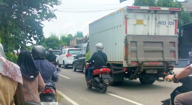 H+2 Idul Fitri, Titik Pasar Sumberrejo Bojonegoro Lumpuh oleh Kepadatan IMG 20260322 WA0008