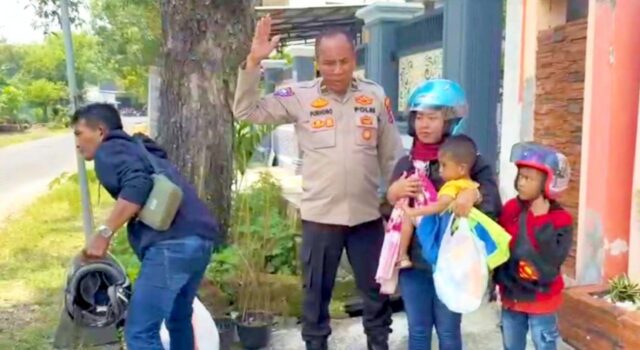 Motor Rusak di Tengah Jalan, Pemudik Ini Ditolong Polisi Lamongan Sampai Rumah Bojonegoro IMG 20260326 WA0032