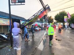 Reklame Roboh di Kedungpring Lamongan Bikin Cemas, Polisi dan Warga Kompak Evakuasi IMG 20260330 WA0007