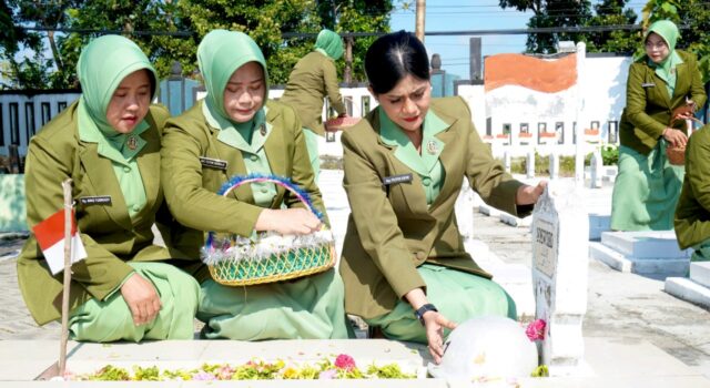 Jelang HUT ke-80, Persit KCK Lamongan Refleksi di Pusara Pahlawan IMG 20260401 WA0030