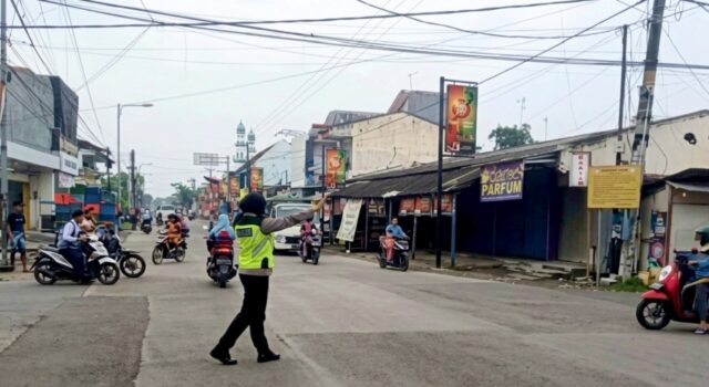 Cegah Kecelakaan, Polisi Kedungadem Bojonegoro Intensif Atur Lalin Pagi Hari IMG 20260404 WA0021