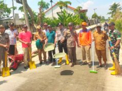 Bahaya Mengintai, Polisi Bersama Warga Kalitengah Lamongan Bersihkan Jalan Licin IMG 20260406 WA0020