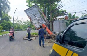 Bahaya Mengintai, Kabel Listrik Jatuh di Jalan Bojonegoro, Polisi dan PLN Turun Tangan IMG 20260408 WA0026