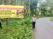 Minim Rambu, Polisi Bojonegoro Pasang Papan Himbauan di Black Spot IMG 20260409 WA0006