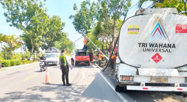 Truk Tangki Terguling Usai Hilang Kendali di Sukowati Bojonegoro IMG 20260412 WA0032