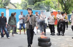 Dugaan Lelang Bermasalah, Ratusan Warga Geruduk PN Palopo IMG 20260417 WA0004