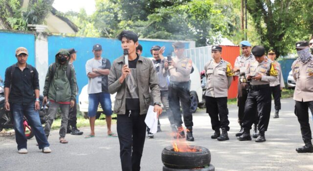 Dugaan Lelang Bermasalah, Ratusan Warga Geruduk PN Palopo IMG 20260417 WA0004