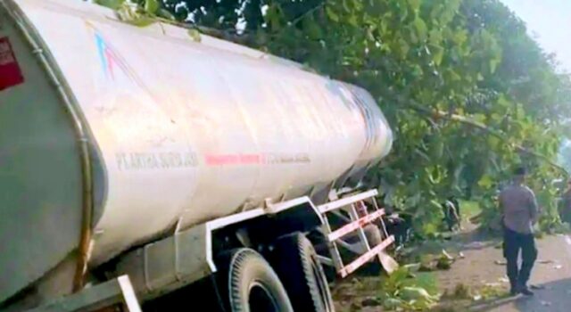 Hilang Kendali, Truk Tangki di Lamongan Ringsek Usai Tabrak Pohon IMG 20260418 WA0026