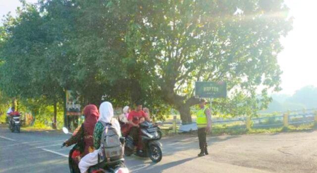 Pengaturan Lalu Lintas Pagi Hari, Polsek Sukosewu Bojonegoro Prioritaskan Keselamatan IMG 20260420 WA0007