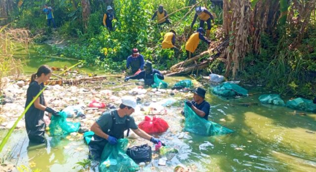 Cegah Banjir, TNI dan Masyarakat Kompak Bersihkan Sungai di Desa Balun Lamongan IMG 20260421 WA0009
