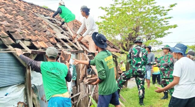 Solid, TNI dan Warga Tanpa Sekat Bongkar Rumah Reyot di Lamongan IMG 20260427 WA0013