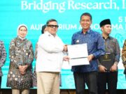 UB Ganjar Penghargaan ke Setyo Wahono, Bukti Ekosistem Halal Bojonegoro Maju IMG 20260505 WA0015