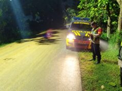 Polisi dan Damkar Bersihkan Jalan Licin di Bojonegoro, Akibat Tumpahan Tanah Uruk IMG 20260511 WA0005