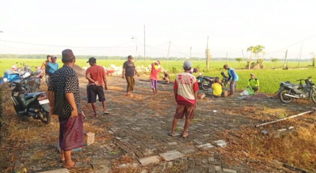 Warga Bayemgede Kepohbaru Bojonegoro Kompak Urunan Makam Dusun IMG 20260513 WA0030