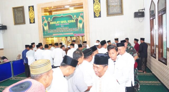 Suasana Hangat Idul Adha di Kodim Lamongan, Daging Kurban Dibagikan ke Warga IMG 20260527 WA0072
