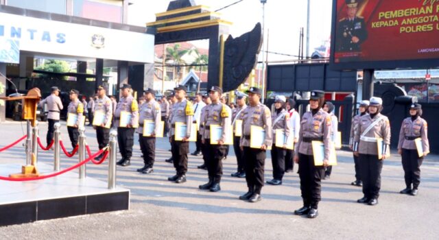 Kapolres Lamongan Ganjar Puluhan Anggota Berprestasi, Ini Daftarnya IMG 20260603 WA0029