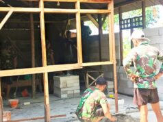Babinsa Koramil Ngimbang Lamongan Bantu Renovasi Rumah Warga, Wujud Nyata Kepedulian TNI IMG 20260604 WA0023