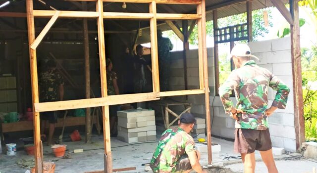 Babinsa Koramil Ngimbang Lamongan Bantu Renovasi Rumah Warga, Wujud Nyata Kepedulian TNI IMG 20260604 WA0023