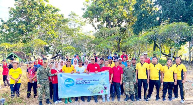 Aksi Nyata Peduli Lingkungan, Koramil Bluluk Lamongan Pimpin Bersih-Bersih TPU IMG 20260607 WA0012