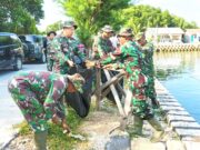 Gotong Royong Massal di Pantai Pengkolan, Kodim Lamongan Bangkitkan Semangat Peduli Lingkungan IMG 20260610 WA0044