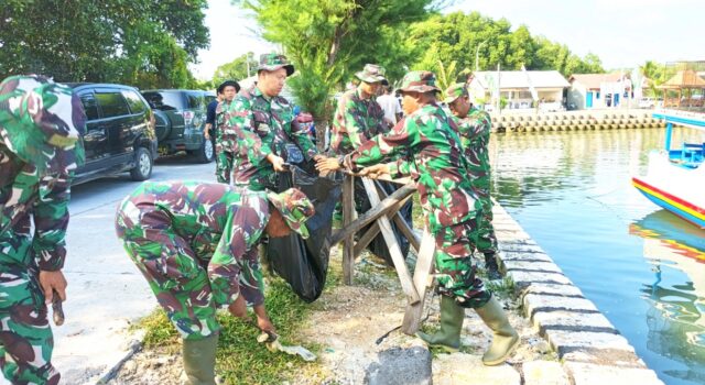 Gotong Royong Massal di Pantai Pengkolan, Kodim Lamongan Bangkitkan Semangat Peduli Lingkungan IMG 20260610 WA0044