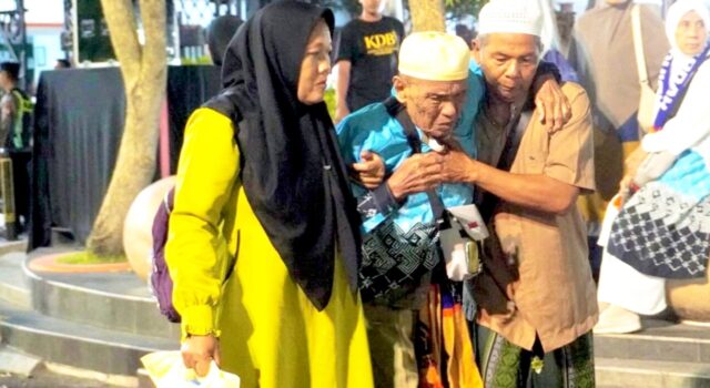 Jamaah Haji Bojonegoro Tiba, Keluarga Berebut Cari Wajah Tercinta IMG 20260613 WA0013
