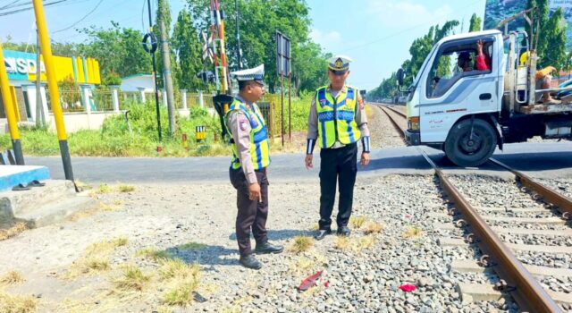 Terobos Palang Perlintasan, Pengendara Scoopy Tertabrak KA Commuter Line Arjonegoro di Lamongan IMG 20260708 WA0029