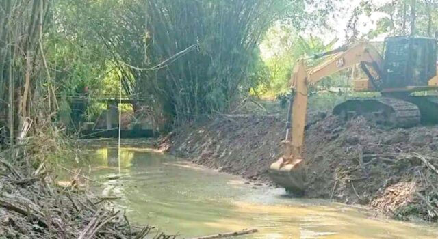 Cegah Sawah Kekeringan, PU SDA Bojonegoro Keruk Sedimen Sungai di Purwosari IMG 20260710 WA0023