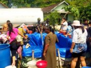Babinsa Kawal Penyaluran 16 Ribu Liter Air Bersih di Sukosewu Bojonegoro IMG 20260713 WA0030