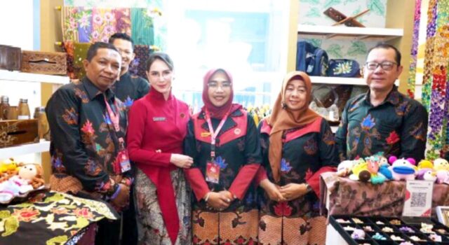 Cantika Wahono Promosikan UMKM Bojonegoro di Makassar, Tas Wastra Jadi Rebutan IMG 20260714 WA0032