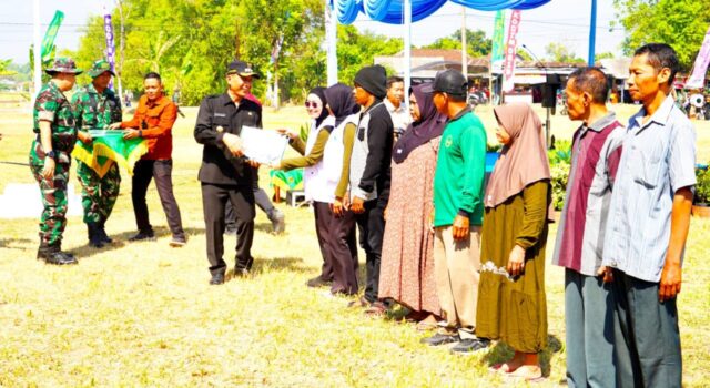Sinergi TMMD 129 dan BPR Bojonegoro, Bantuan Sembako Mengalir ke Warga IMG 20260716 WA0021